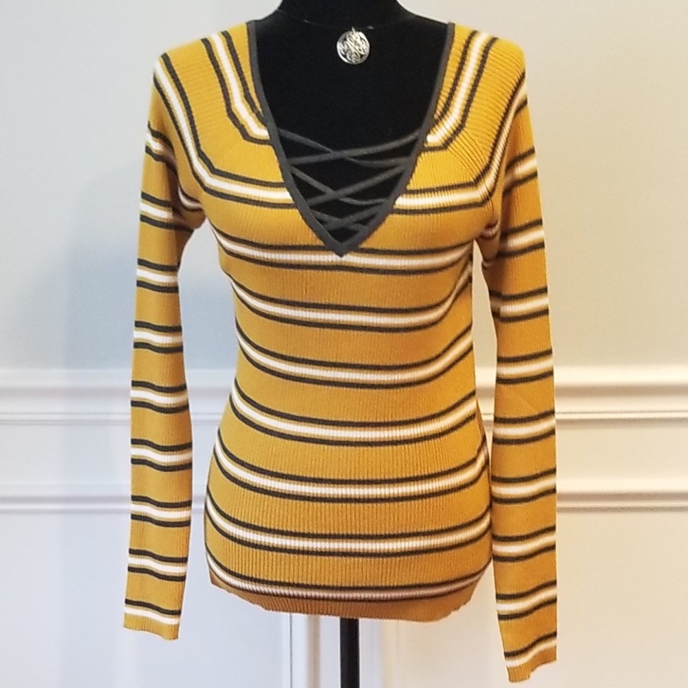 ♡NWOT💓 Curve Making Sweater